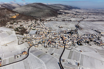 Vue aérienne de Vue aérienne d'hiver sous la neige à Frankweiler dans le département Rhénanie-Palatinat, Allemagne