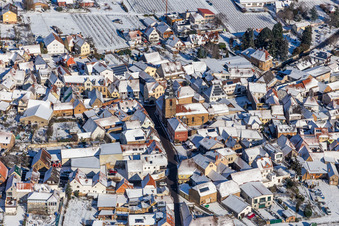 Vue aérienne de Vue aérienne hivernale sous la neige de l'église protestante sur la Weinstraße à Frankweiler dans le département Rhénanie-Palatinat, Allemagne