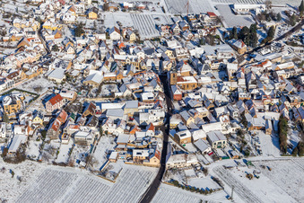 Vue aérienne de Vue aérienne d'hiver sous la neige à Frankweiler dans le département Rhénanie-Palatinat, Allemagne