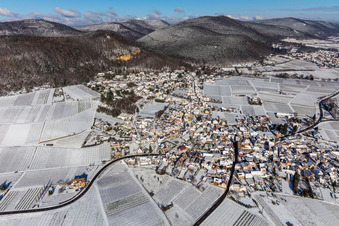 Vue aérienne de Vue aérienne d'hiver sous la neige à Frankweiler dans le département Rhénanie-Palatinat, Allemagne