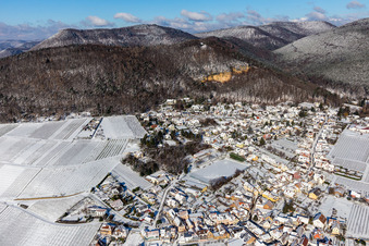 Vue aérienne de Vue aérienne d'hiver sous la neige à Frankweiler dans le département Rhénanie-Palatinat, Allemagne
