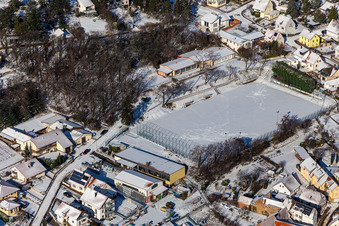 Vue aérienne de Vue aérienne hivernale dans la neige du terrain de sport à Frankweiler dans le département Rhénanie-Palatinat, Allemagne