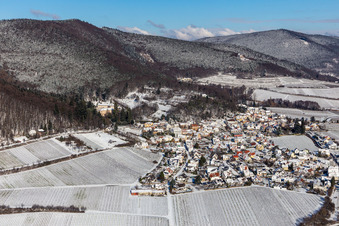 Vue aérienne de Vue aérienne d'hiver sous la neige à Gleisweiler dans le département Rhénanie-Palatinat, Allemagne