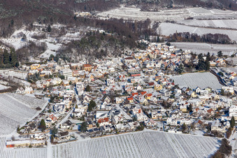 Vue aérienne de Vue aérienne d'hiver sous la neige à Gleisweiler dans le département Rhénanie-Palatinat, Allemagne