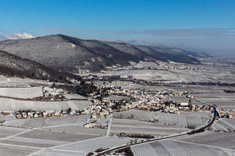 Vue aérienne de Vue aérienne d'hiver sous la neige à Burrweiler dans le département Rhénanie-Palatinat, Allemagne