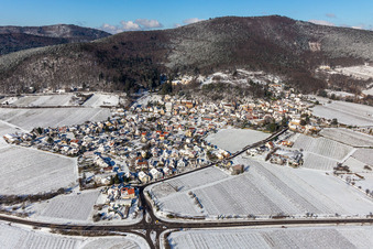 Vue aérienne de Centre du village enneigé en hiver, à la lisière des vignobles et des caves de la région viticole Weinstraße à Burrweiler dans le département Rhénanie-Palatinat, Allemagne