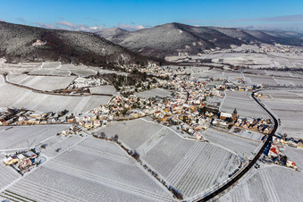 Vue aérienne de Vue aérienne d'hiver sous la neige à Burrweiler dans le département Rhénanie-Palatinat, Allemagne