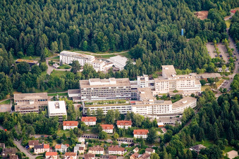 Vue aérienne de Clinique de rééducation Langensteinbacher Höhe à le quartier Langensteinbach in Karlsbad dans le département Bade-Wurtemberg, Allemagne