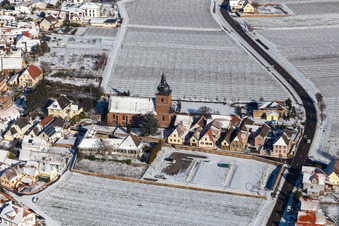 Vue aérienne de L'église paroissiale catholique de la Visitation de Marie, recouverte de neige en hiver, la maison de vin Vinothek Meßmer, Ritterhof zur Rose à Burrweiler dans le département Rhénanie-Palatinat, Allemagne