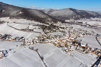 Vue aérienne de Vue aérienne d'hiver sous la neige à Burrweiler dans le département Rhénanie-Palatinat, Allemagne