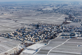 Vue aérienne de Vue aérienne d'hiver sous la neige à Hainfeld dans le département Rhénanie-Palatinat, Allemagne
