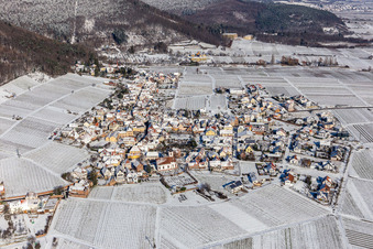 Vue aérienne de Centre du village enneigé en hiver, en bordure des vignes et des caves de la région viticole à Weyher in der Pfalz dans le département Rhénanie-Palatinat, Allemagne