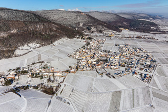Vue aérienne de Vue aérienne d'hiver sous la neige à Weyher in der Pfalz dans le département Rhénanie-Palatinat, Allemagne