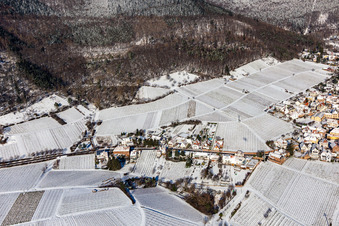 Vue aérienne de Vue aérienne d'hiver sous la neige à Weyher in der Pfalz dans le département Rhénanie-Palatinat, Allemagne