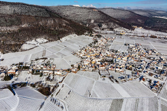 Vue aérienne de Vue aérienne d'hiver sous la neige à Weyher in der Pfalz dans le département Rhénanie-Palatinat, Allemagne