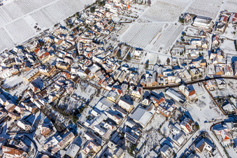 Vue aérienne de Vue aérienne d'hiver sous la neige à Weyher in der Pfalz dans le département Rhénanie-Palatinat, Allemagne