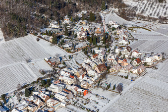 Vue aérienne de Centre du village enneigé en hiver, en bordure des vignes et des caves de la région viticole à Weyher in der Pfalz dans le département Rhénanie-Palatinat, Allemagne