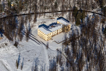 Vue aérienne de Château de la Villa Ludwigshöhe recouvert de neige en hiver à Edenkoben dans le département Rhénanie-Palatinat, Allemagne