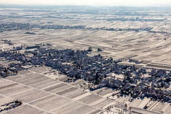 Vue aérienne de Vue aérienne d'hiver sous la neige à Rhodt unter Rietburg dans le département Rhénanie-Palatinat, Allemagne