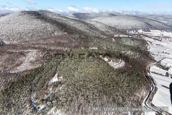 Vue aérienne de Vue aérienne hivernale sous la neige du Monument de la Victoire et de la Paix à Edenkoben dans le département Rhénanie-Palatinat, Allemagne