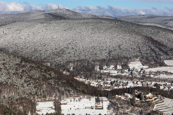Vue aérienne de Vue aérienne hivernale sous la neige du château de Kropsburg à le quartier SaintMartin in Sankt Martin dans le département Rhénanie-Palatinat, Allemagne