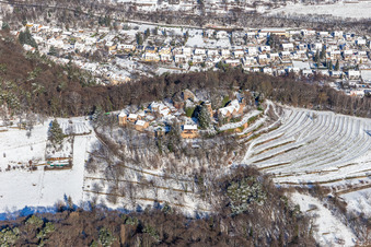 Vue aérienne de Vue aérienne hivernale sous la neige du château de Kropsburg à le quartier SaintMartin in Sankt Martin dans le département Rhénanie-Palatinat, Allemagne