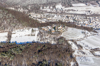 Vue aérienne de Vue aérienne hivernale sous la neige du château de Kropsburg à le quartier SaintMartin in Sankt Martin dans le département Rhénanie-Palatinat, Allemagne