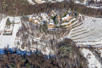 Vue aérienne de Restaurant enneigé du château de Kropsburg à le quartier SaintMartin in Sankt Martin dans le département Rhénanie-Palatinat, Allemagne