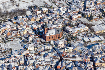 Vue aérienne de Église paroissiale Saint-Martin enneigée en hiver à le quartier SaintMartin in Sankt Martin dans le département Rhénanie-Palatinat, Allemagne