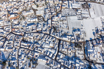 Vue aérienne de Vue aérienne d'hiver sous la neige à le quartier SaintMartin in Sankt Martin dans le département Rhénanie-Palatinat, Allemagne