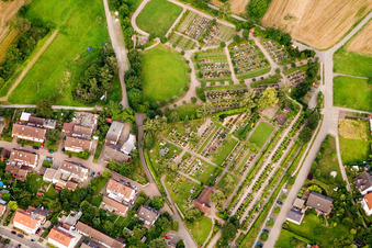 Vue aérienne de Cimetière à le quartier Langensteinbach in Karlsbad dans le département Bade-Wurtemberg, Allemagne