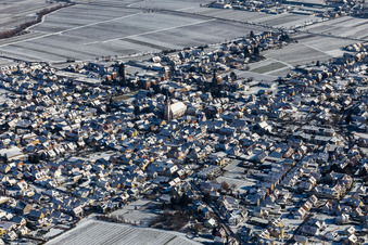 Vue aérienne de Vue aérienne d'hiver sous la neige à le quartier Alsterweiler in Maikammer dans le département Rhénanie-Palatinat, Allemagne