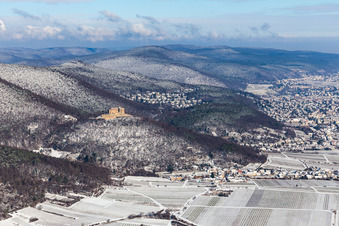Vue aérienne de Vue aérienne hivernale sous la neige du château de Hambach à le quartier Diedesfeld in Neustadt an der Weinstraße dans le département Rhénanie-Palatinat, Allemagne