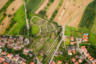 Vue aérienne de Cimetière à le quartier Langensteinbach in Karlsbad dans le département Bade-Wurtemberg, Allemagne
