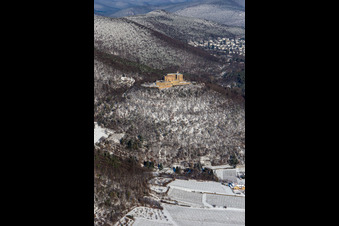 Vue aérienne de Vue aérienne hivernale sous la neige du château de Hambach à le quartier Diedesfeld in Neustadt an der Weinstraße dans le département Rhénanie-Palatinat, Allemagne