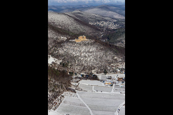 Vue aérienne de Vue aérienne hivernale sous la neige du château de Hambach à le quartier Diedesfeld in Neustadt an der Weinstraße dans le département Rhénanie-Palatinat, Allemagne