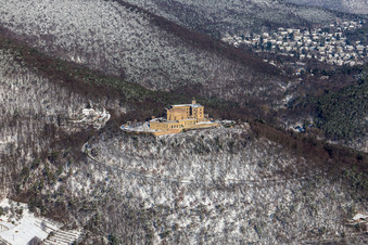 Vue aérienne de Vue aérienne hivernale sous la neige du château de Hambach à le quartier Diedesfeld in Neustadt an der Weinstraße dans le département Rhénanie-Palatinat, Allemagne