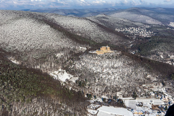Vue aérienne de Vue aérienne hivernale sous la neige du château de Hambach à le quartier Diedesfeld in Neustadt an der Weinstraße dans le département Rhénanie-Palatinat, Allemagne
