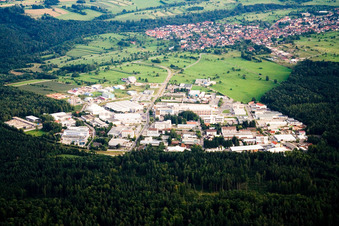Vue aérienne de Ittersbach, zone industrielle à le quartier Im Stockmädle in Karlsbad dans le département Bade-Wurtemberg, Allemagne