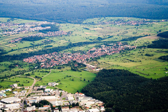 Vue aérienne de Du nord à le quartier Ittersbach in Karlsbad dans le département Bade-Wurtemberg, Allemagne