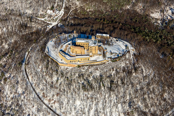 Photographie aérienne de Complexe du château enneigé du « Hambacher Schloss » à le quartier Diedesfeld in Neustadt an der Weinstraße dans le département Rhénanie-Palatinat, Allemagne