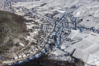 Vue aérienne de Vue aérienne d'hiver sous la neige à le quartier Hambach an der Weinstraße in Neustadt an der Weinstraße dans le département Rhénanie-Palatinat, Allemagne