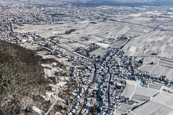 Vue aérienne de Vue aérienne d'hiver sous la neige à le quartier Hambach an der Weinstraße in Neustadt an der Weinstraße dans le département Rhénanie-Palatinat, Allemagne