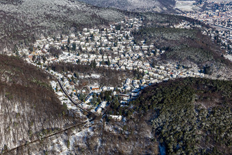 Vue aérienne de Vue aérienne hivernale sous la neige sur Triftbrunnenweg à le quartier Hambach an der Weinstraße in Neustadt an der Weinstraße dans le département Rhénanie-Palatinat, Allemagne