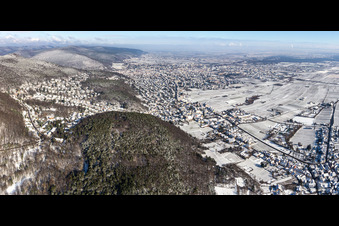 Vue aérienne de Vue aérienne d'hiver sous la neige à Neustadt an der Weinstraße dans le département Rhénanie-Palatinat, Allemagne