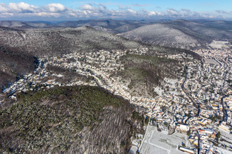 Vue aérienne de Vue aérienne hivernale sous la neige sur Triftbrunnenweg à le quartier Hambach an der Weinstraße in Neustadt an der Weinstraße dans le département Rhénanie-Palatinat, Allemagne