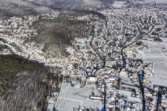 Vue aérienne de Vue aérienne d'hiver sous la neige à le quartier Hambach an der Weinstraße in Neustadt an der Weinstraße dans le département Rhénanie-Palatinat, Allemagne