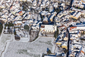 Vue aérienne de Vue aérienne hivernale sous la neige de l'église catholique Saint-Jacques à le quartier Hambach an der Weinstraße in Neustadt an der Weinstraße dans le département Rhénanie-Palatinat, Allemagne