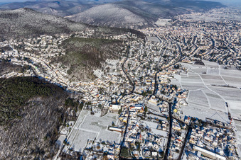 Vue aérienne de Vue aérienne d'hiver sous la neige à le quartier Hambach an der Weinstraße in Neustadt an der Weinstraße dans le département Rhénanie-Palatinat, Allemagne
