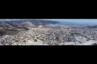 Vue aérienne de Vue aérienne panoramique d'hiver sous la neige à Neustadt an der Weinstraße dans le département Rhénanie-Palatinat, Allemagne